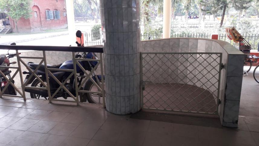 ramp railway station locked 1.jpg