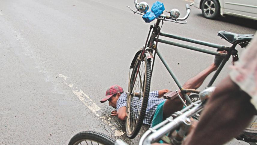 rickshaw puller falls.jpg