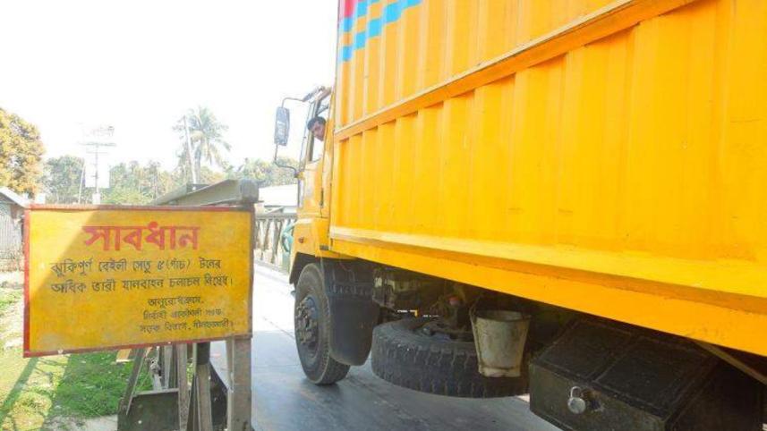 risky bridge Nilphamari.jpg