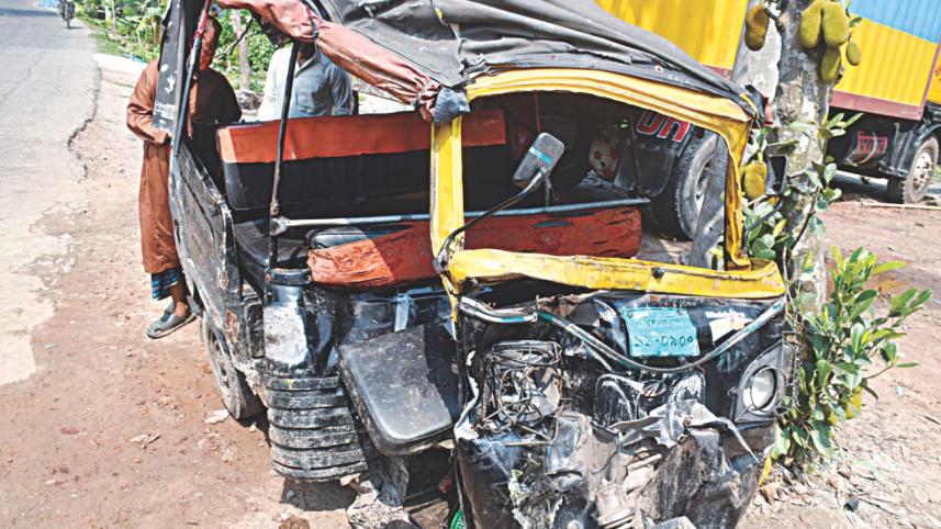 Three-wheeler collided with bus