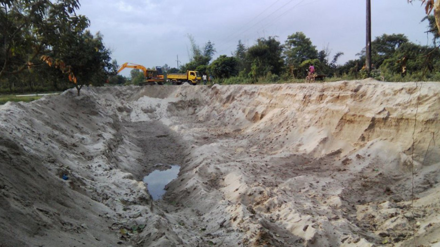 Sand lifting Dinajpur.jpg