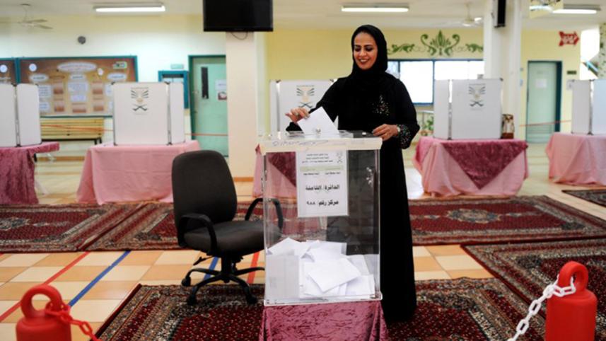 Saudi-Women-vote-1WB.jpg