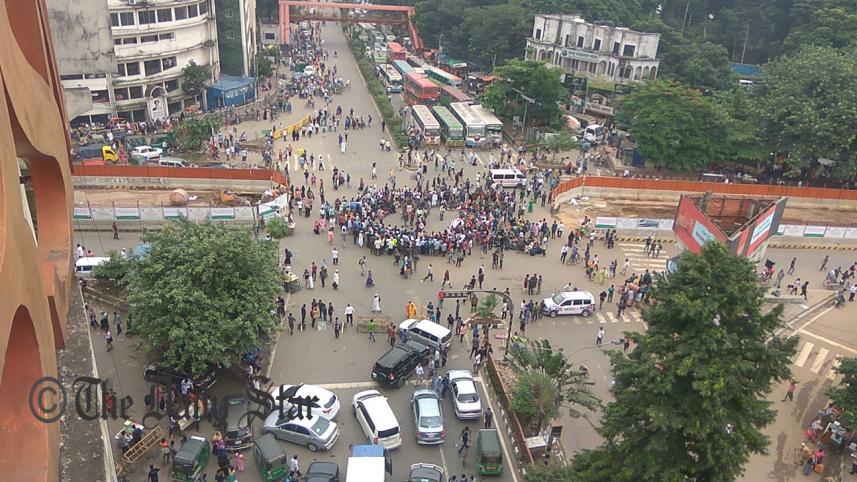 Dhaka University students block Dhaka's Shahbagh