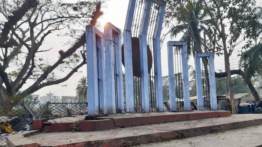 Shaheed Minar falling apart 1.jpg