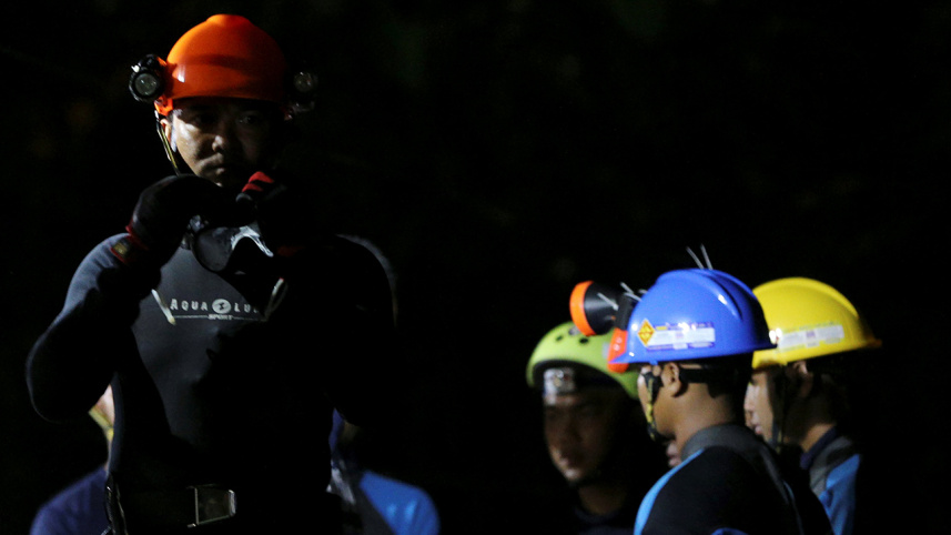 Rescuers begin mission to extract Thai cave boys