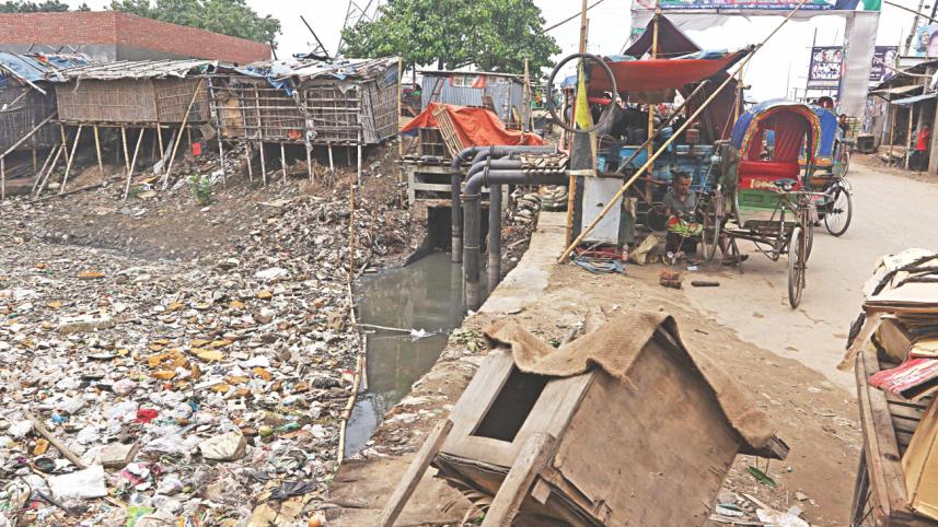 The Rayerbazar sluice gate.jpg