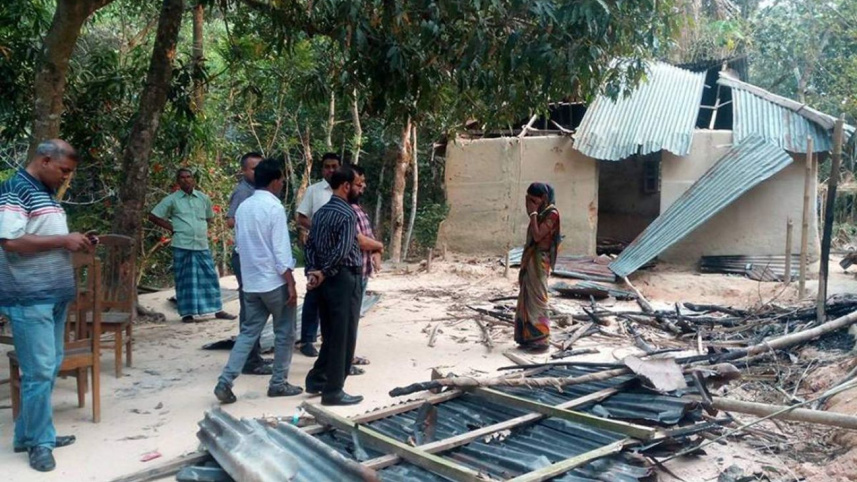 torching Hindu house Sylhet.jpg