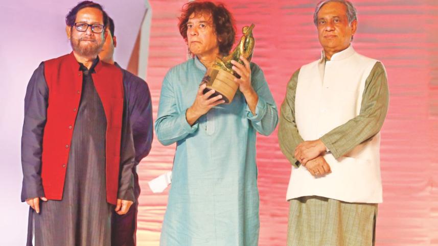 Ustad Zakir Hussain, flanked by Asaduzzaman Noor and Abul Khair