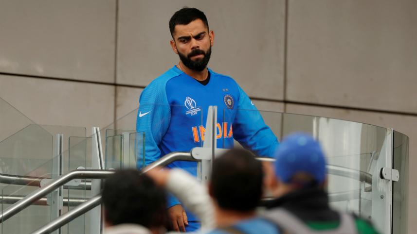 VIRAT KOHLI AND FANS.jpg