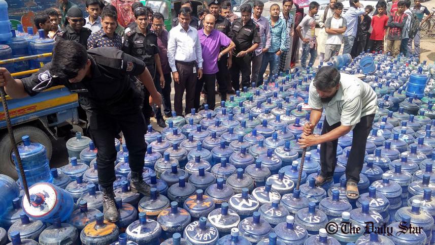 A mobile court busts six fake mineral water plants