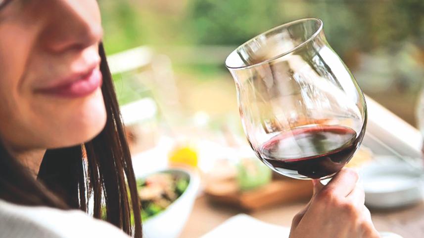 woman alchol risk.jpg