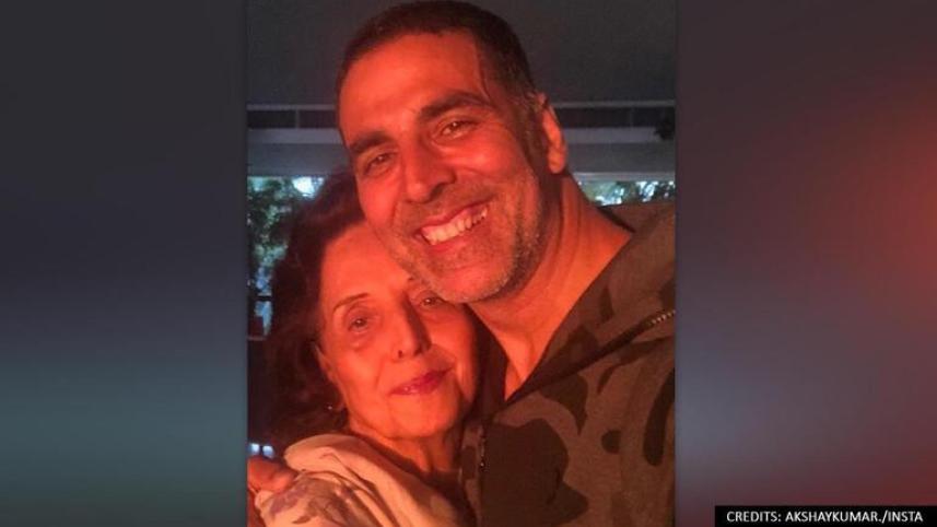 akshay_kumar_mother_0.jpeg