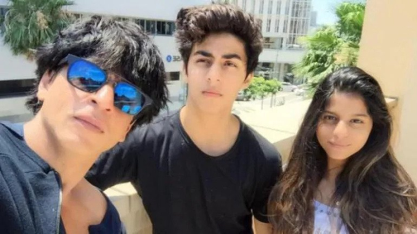 shah_rukh_with_aryan_and_suhana_-.jpg