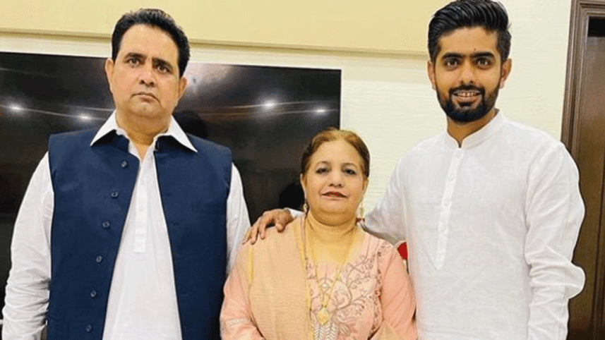 babar-azam-with-his-parents.gif