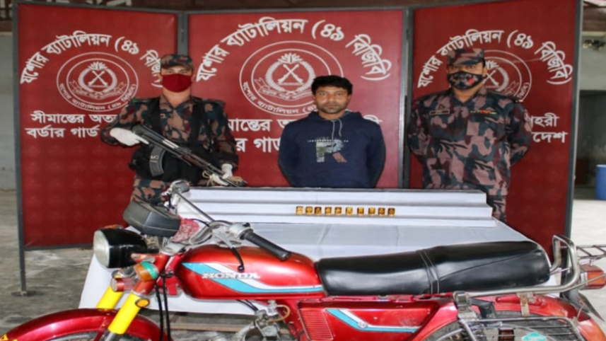 benapole_photo-10_pics_gold_bar_seized_with_smuggler_-13.01.22.jpg