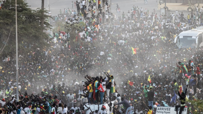 senegal_dakar_crowd.jpg