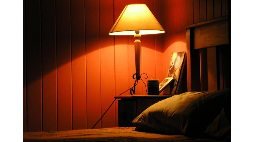 bedside-table-bedroom-light-1543470.jpg