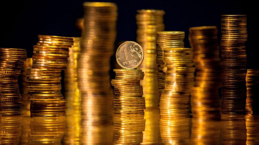 russian-rouble-hovers.jpg