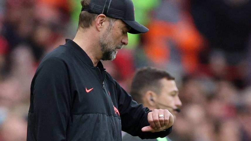 klopp_watches_time.jpg