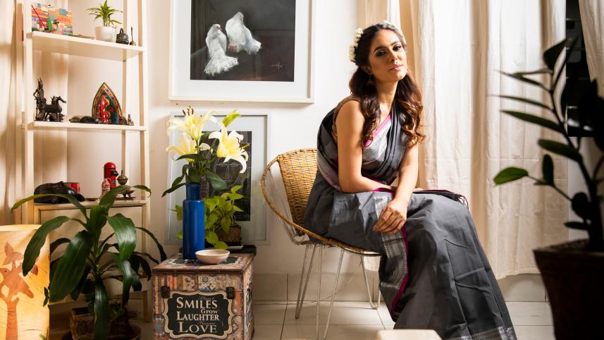 The versatile cotton sari is her perfect monsoon companion. Simplistic down to the last thread that make a handloom sari, they exude an aura of grace in all Bengali women.