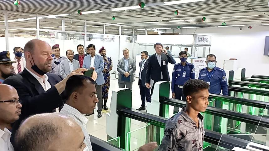 e-gates_opens at Dhaka airport.jpg