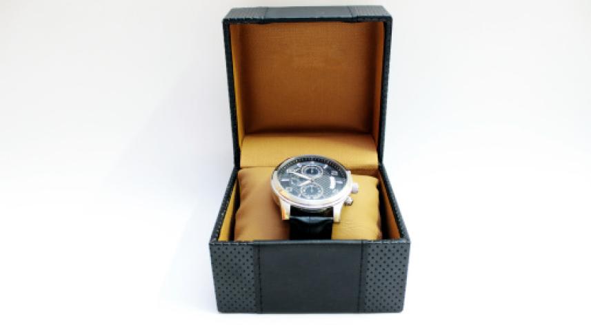watch-in-a-gift-box-picture-id483561513.jpg