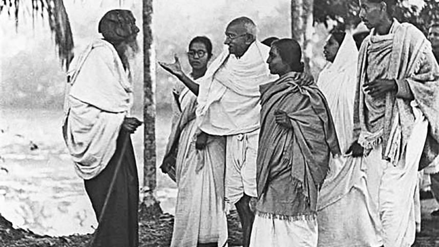 op_-_gandhi_speaking_to_a_noakhali_villager_in_1946_-_goi.jpg