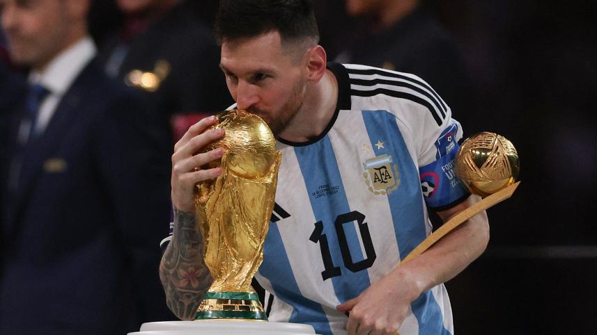 Messi kiss the cup