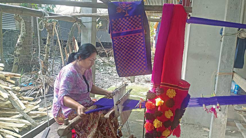 Rakhine weavers in Barguna