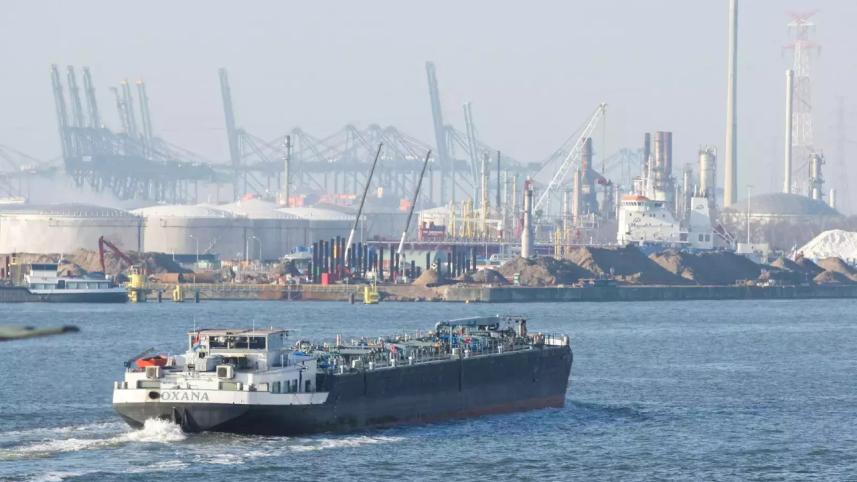 India bans oil tankers, bulk carriers older than 25 years