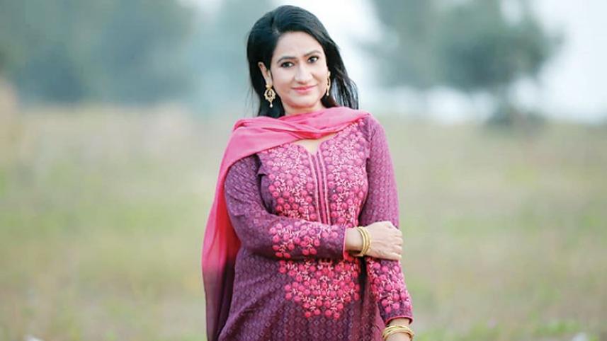 Actress Monira Akter Mithu falls victim to burglary 