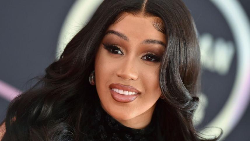 cardi-b-attends-the-2021-american-music-awards-red-carpet-news-photo-1667227378.jpg