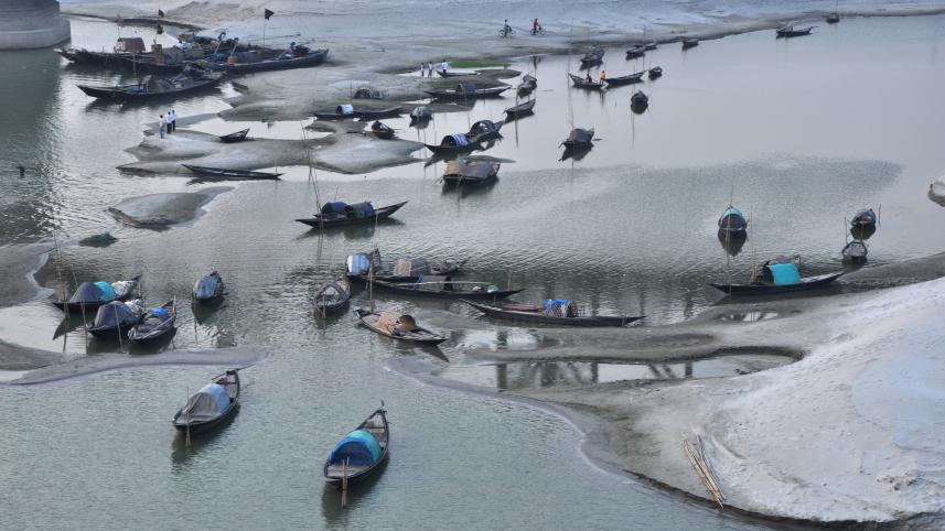 fishing_boats_lying_on_shallow_waters_of_the_padma_river_photo-_bapy_roy.jpg