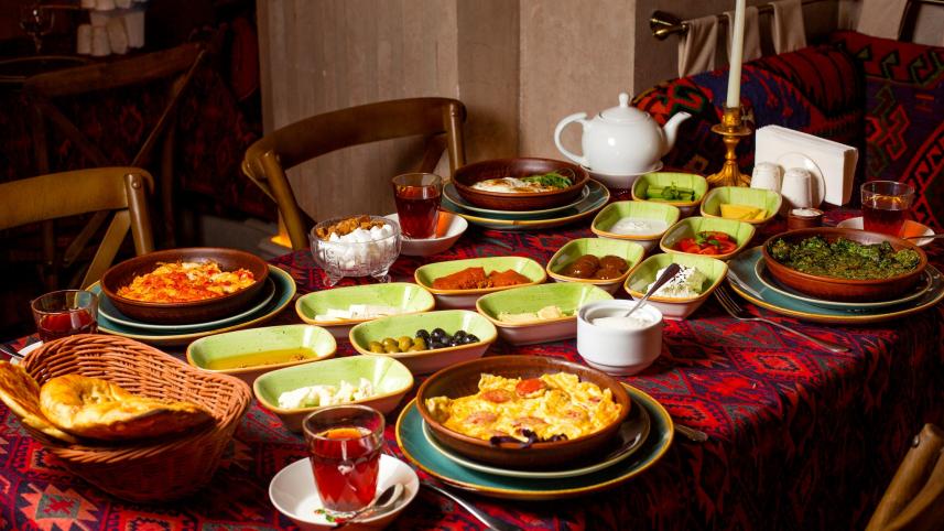 How to plan an Eid dinner party 