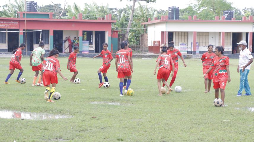 U-17 girls' football team.jpg
