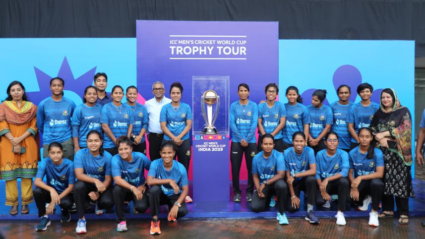 bd_women_team_with_world_cup_trophy.jpg