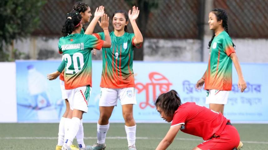 bangladesh_women_footballers.jpg