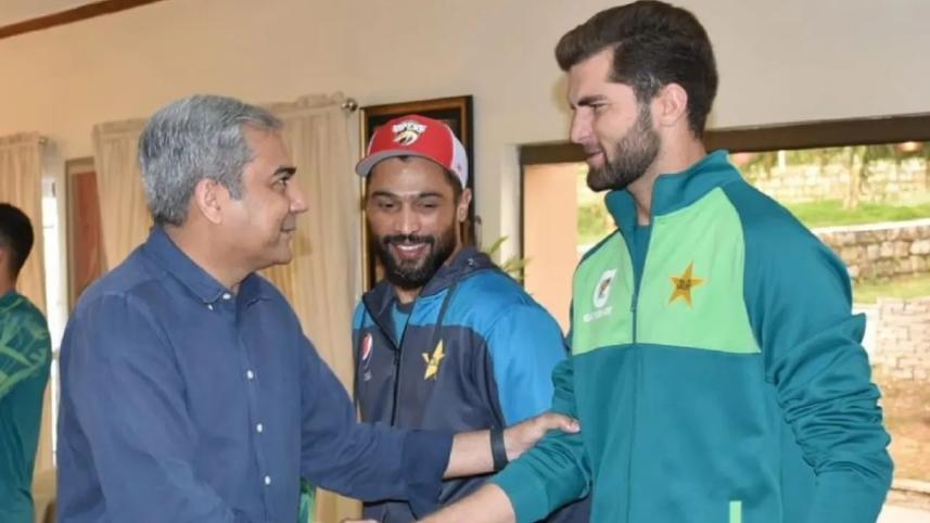 Shaheen Afridi and PCB chairman Mohsin Naqvi.jpg