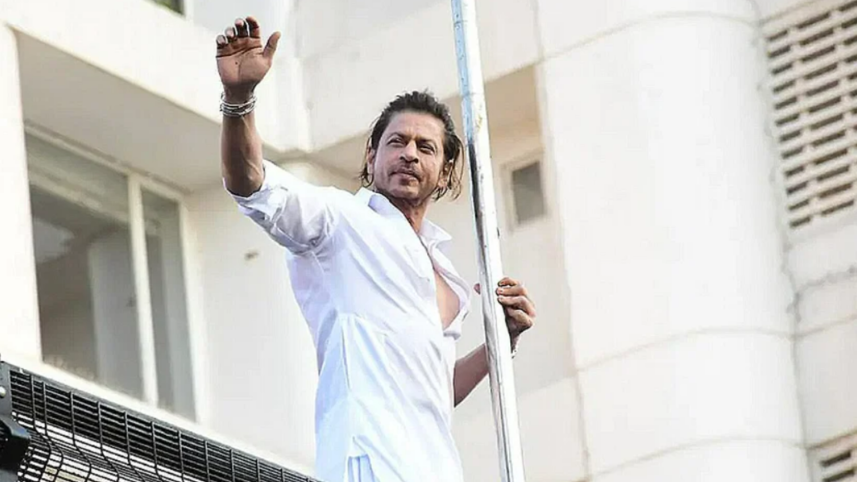 Shah Rukh Khan makes customary Eid appearance for fans