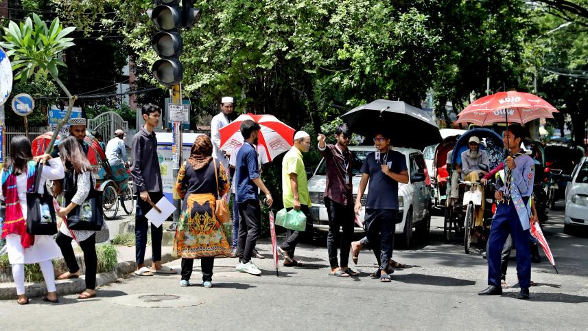 Students manage traffic in Dhaka in 2024