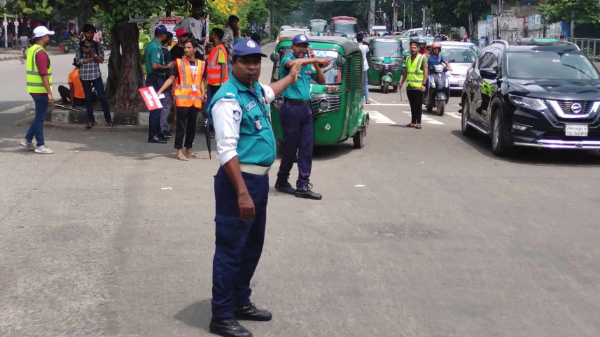 Traffic police resume duties in Dhaka