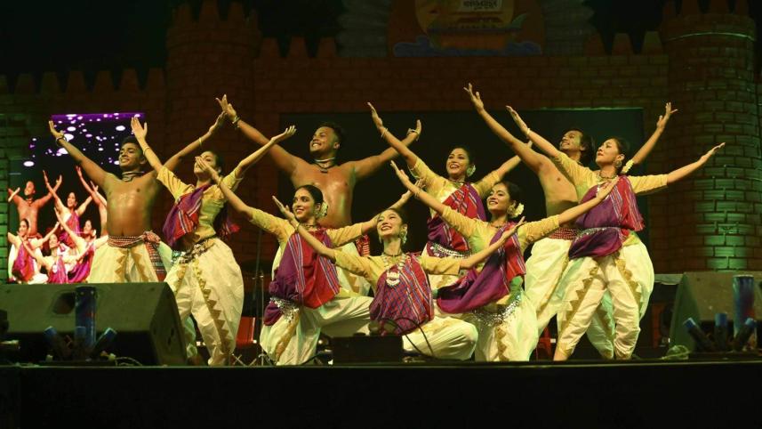 Bangladeshi dance troupe turns heads at Indian festival.jpg