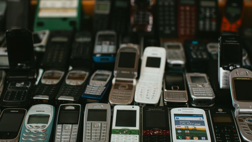  Why ‘dumb’ phones are making a smart comeback in 2025     markus-spiske-uuty_bmn-c0-unsplash.jpg