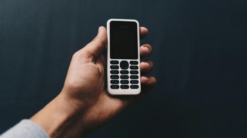 Why ‘dumb’ phones are making a smart comeback in 2025      sumeet-singh-tpfpxkvqiis-unsplash.jpg