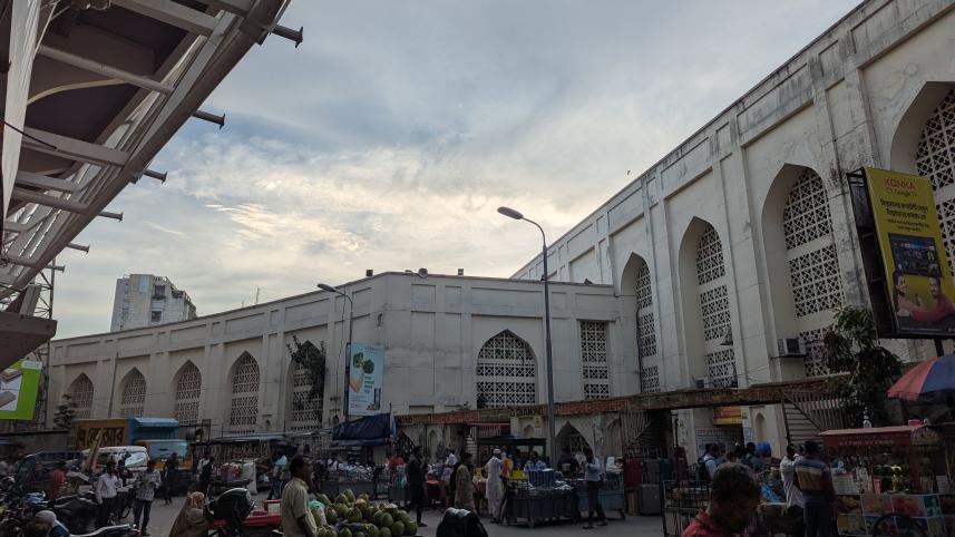 Jhalmuri with chicken wings and eggs? Gulistan’s biriyani-style snack
