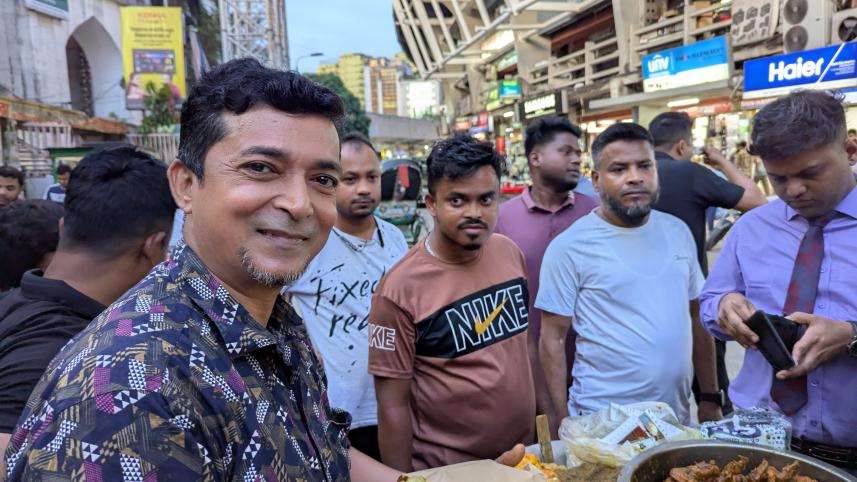 Jhalmuri with chicken wings and eggs? Gulistan’s biriyani-style snack