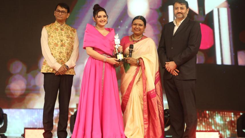 Pori Moni wins Best Female Actor Award