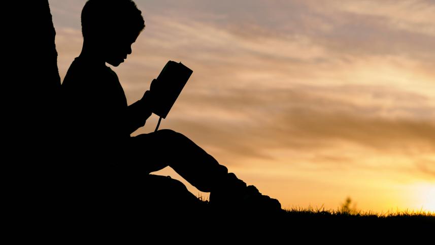 How digital life is killing our love for reading       aaron-burden-6jyoil2ghvk-unsplash.jpg