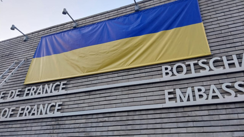 French German embassies-Ukrainian flag.jpg
