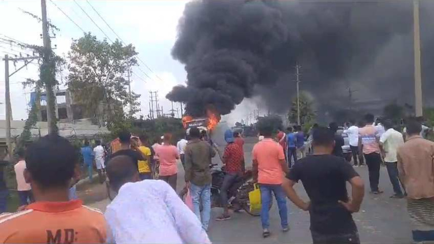 Bus fire in Nganj.jpg